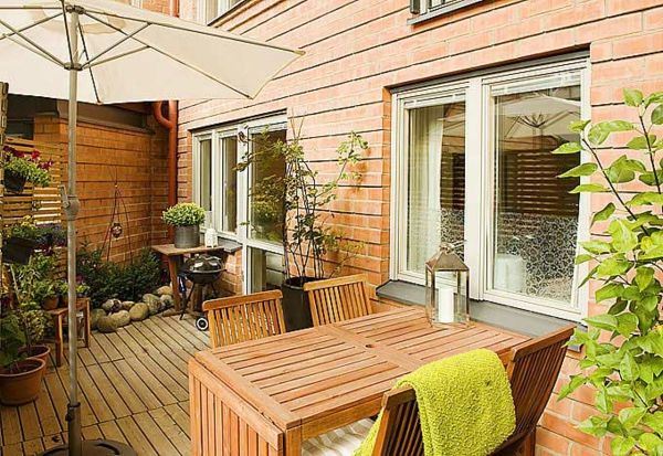 Terrasse-out-of-the-wood-veldig-fin-paraply-moderne design