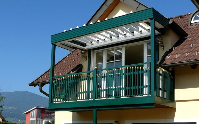 Terras en balkon hout geverfd groen witte luifels