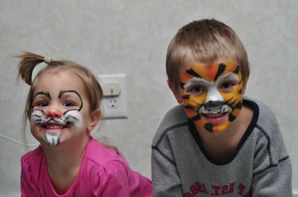 tijgergezicht-make-up-haas-gezicht-make-up-jongen en meisje