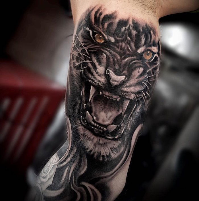 tatuagem de cabeça de tigre, tatuagem de braço, tatuagem de braço, olhos laranja