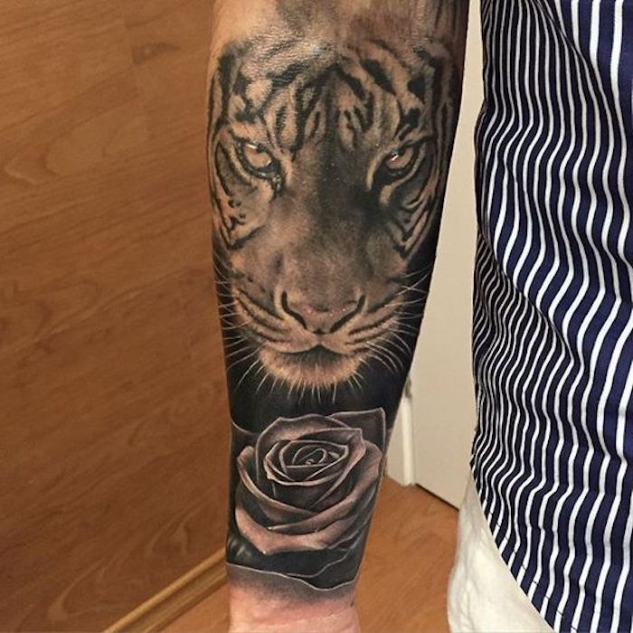 tiger hlava tetovanie, ruže, muž, pruhované košeľu v čiernej a bielej