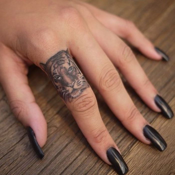 tiger hlava tetovanie, dlhé čierne nechty, lak na nechty, tetovanie na ruku, tetovanie prstov