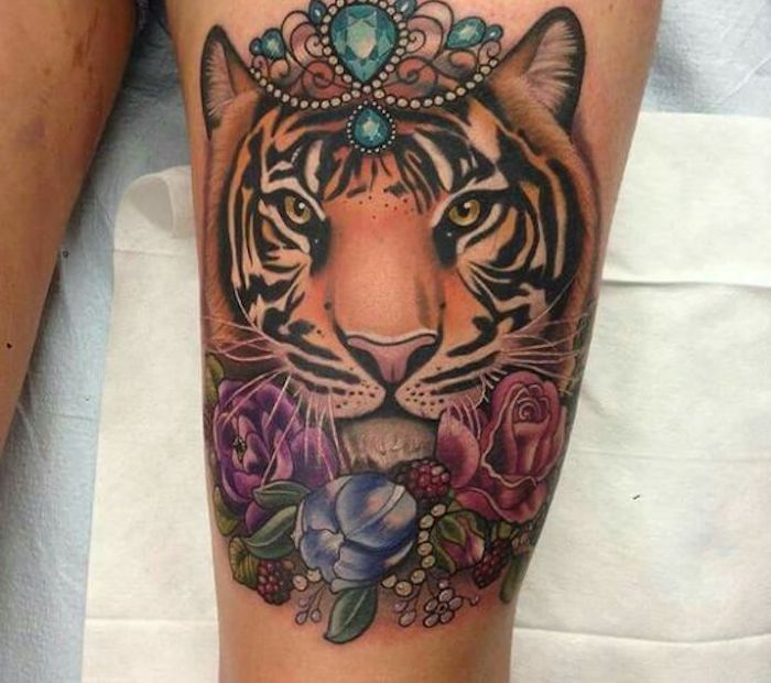 Tiger tetovanie, farebné tetovanie, kryštály, kvety, ruže, stehná