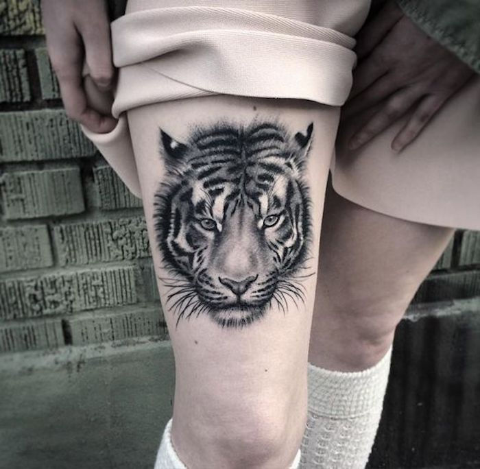 tatuagens de tigre, tatuagem de coxa, saia rosa, meias longas