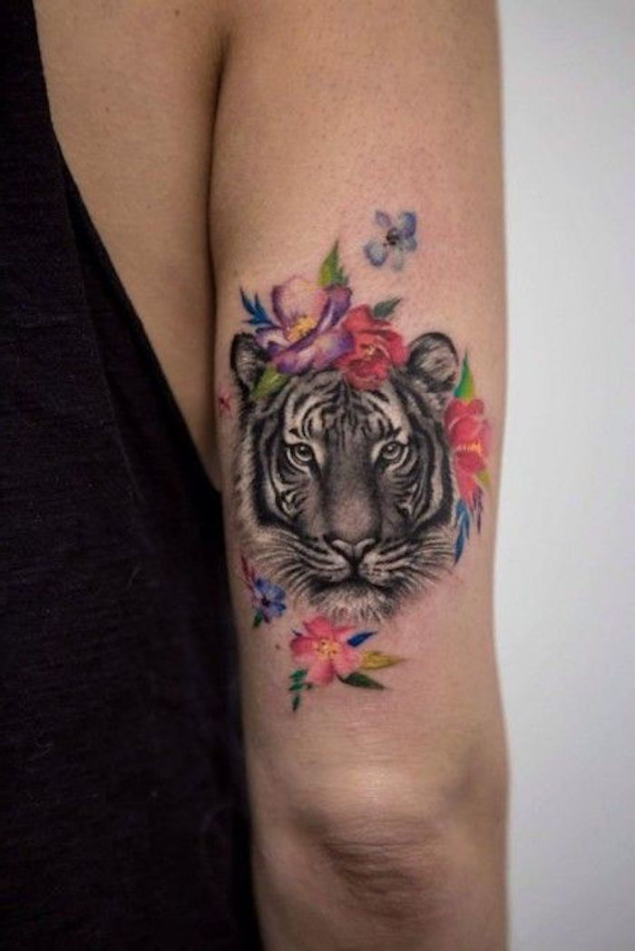 tygrové tetovanie, tetované rameno, farebné kvety, tigerová hlava