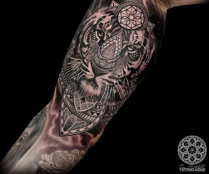 braço superior da tatuagem, tatuagem de manga, tigre, frisos geométricos
