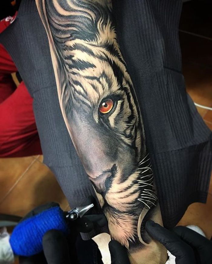 rukáv tetovanie, tetovanie na paži, tygr s oranžovými očami