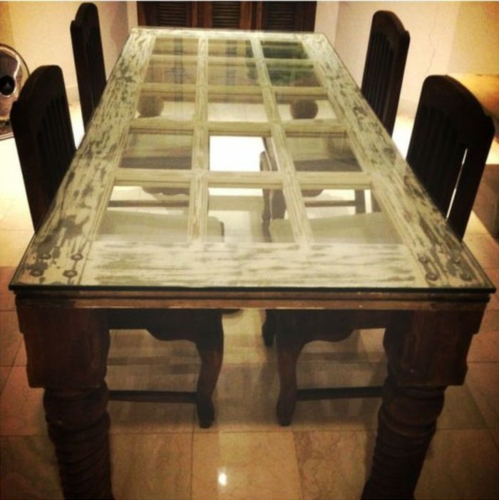 table-of-age-dörr-by-svart-stolar