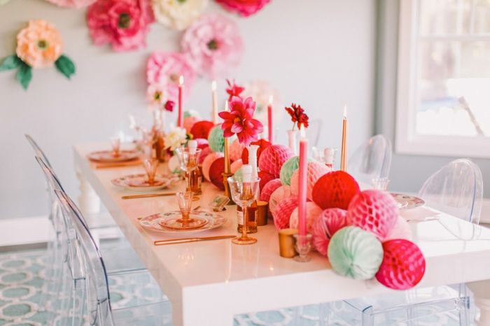 Diy stalo dekoravimas, rutuliai iš audinio popieriaus, žvakės, didelės, popierinės gėlės, sienų apdaila, vakarėlio dekoravimas, kūniniai rutuliai