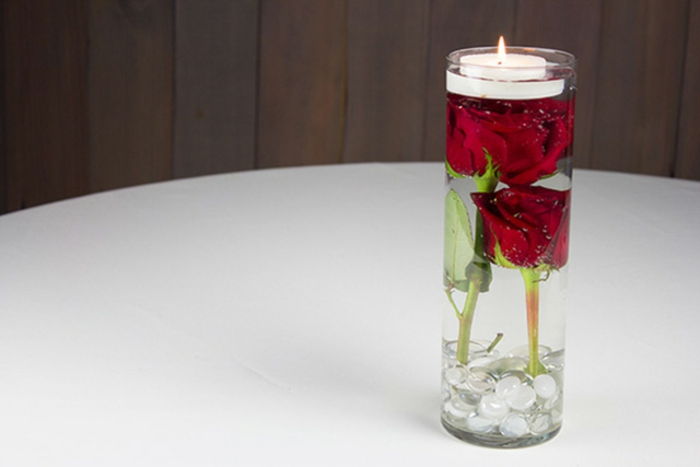 Padarykite plaukiojančią žvakę sau, stiklinės vazos, tealight, raudonos rožės, stalo apdailos