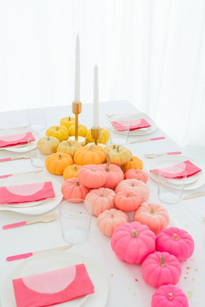 parydeko, stalo dekoravimas su spalvotomis moliūgomis, didžiosios žvakės, rožinės servetėlės