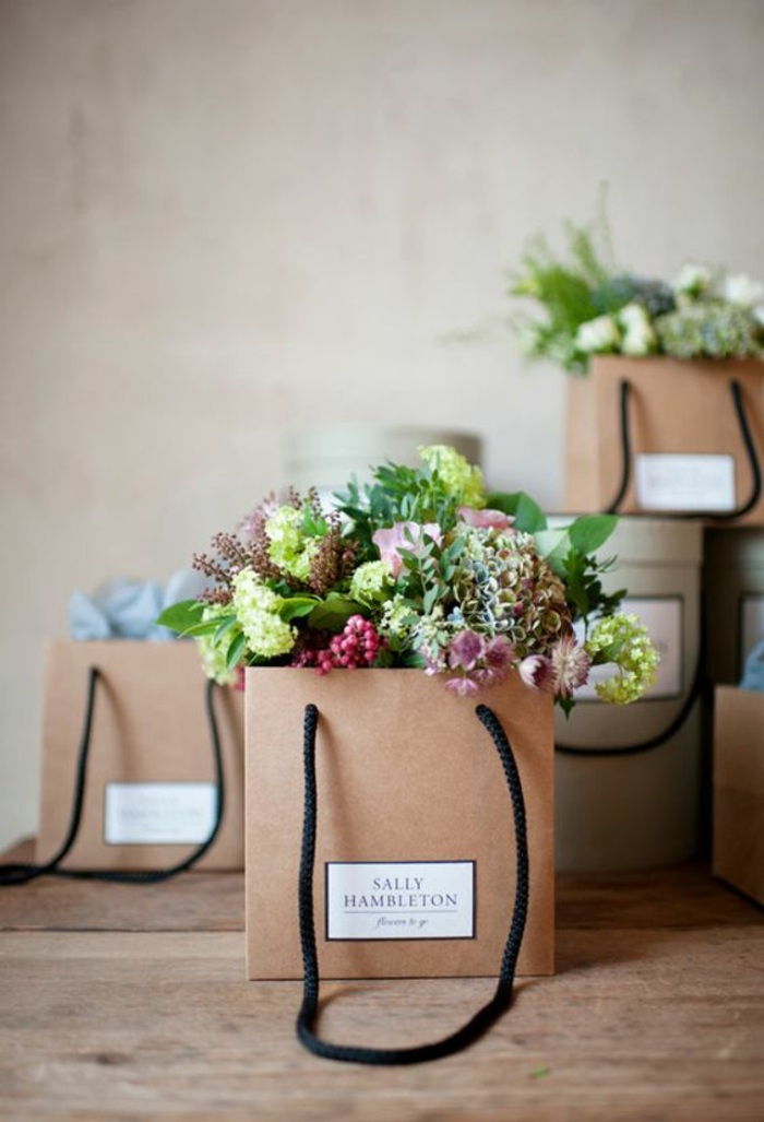 parti dekorasyonu, çiçeklerle süslenmiş hediye çantaları, dekorasyon ürünleri