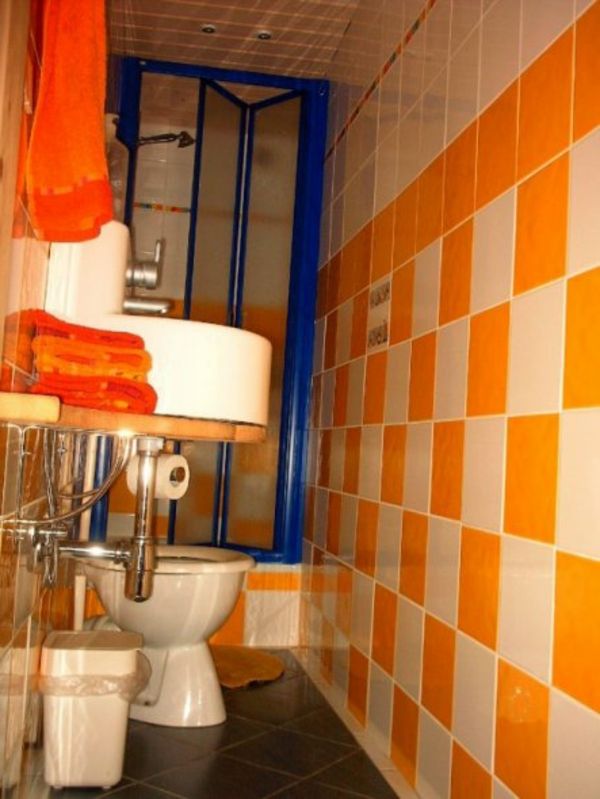 Toalett-oransje-og-hvitt-fliser-lite og koselig