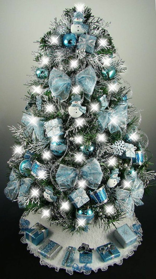 toll.dekorierter vianočný strom v modrom
