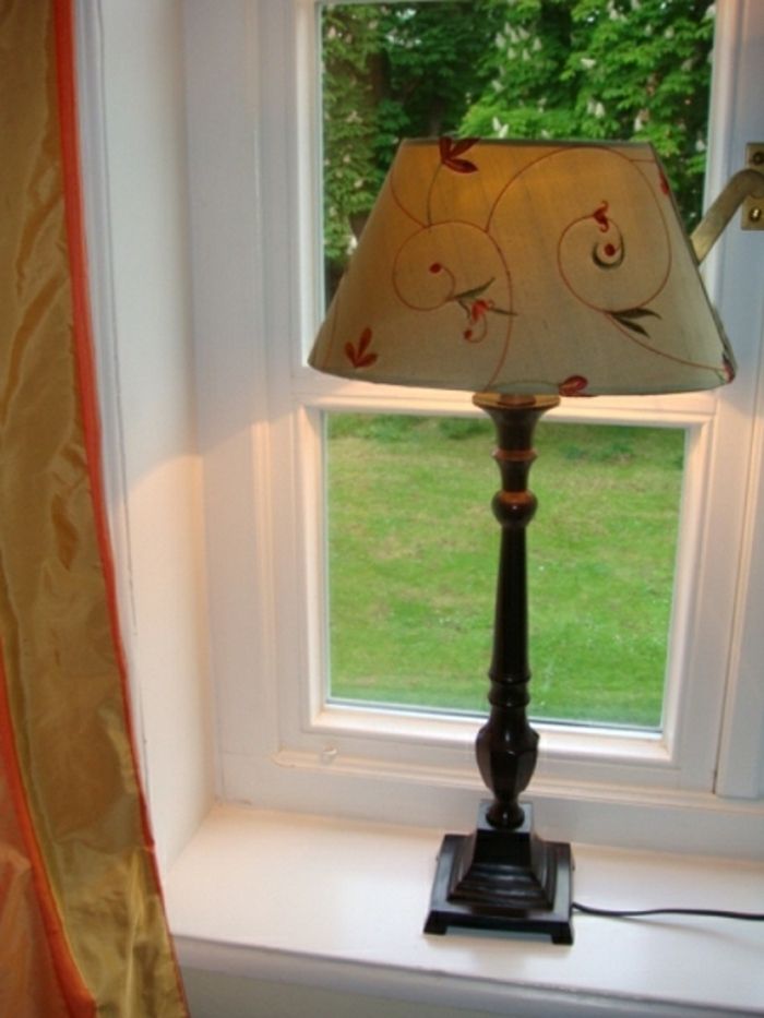 lampa na parapecie wiejska vintage krata okienna malowana na biało