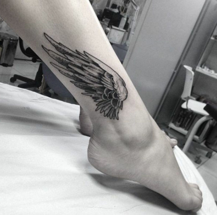 nawet fantazyjny pomysł na mały tatuaż z czarnego anioła na nogi