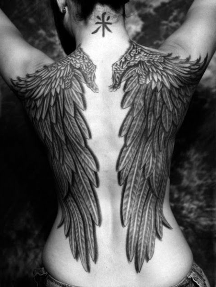inspirujący pomysł na tatuaż z czarnymi anielskimi skrzydłami dla kobiet - tatuaż z czarnym hieroglifem na szyi