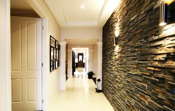 Piękny kamienny mur w luksusowym korytarzu - innowacyjny projekt ściany