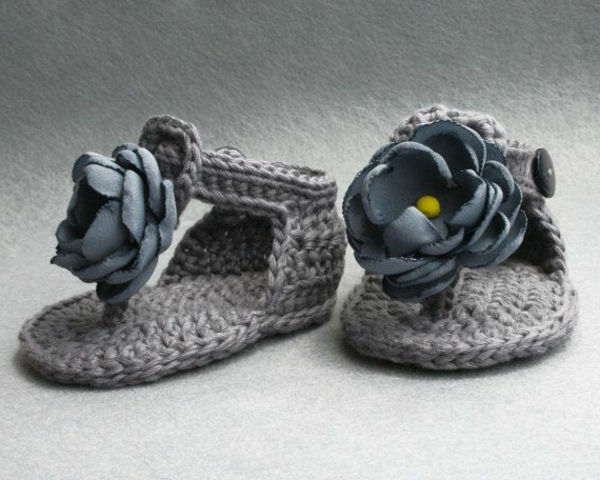 stor-design-virka-baby skor-stora-idéer-för-virka-grå-baby skor-med-blommor-häkeln-