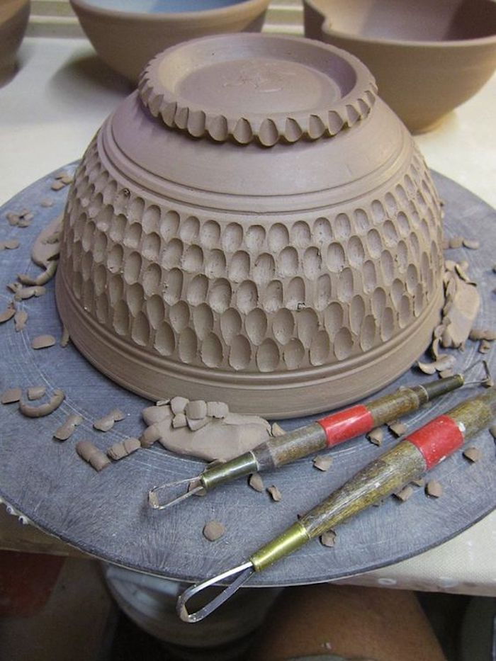 Ceramiche al giradischi, grande ciotola di argilla, strumenti di ceramica