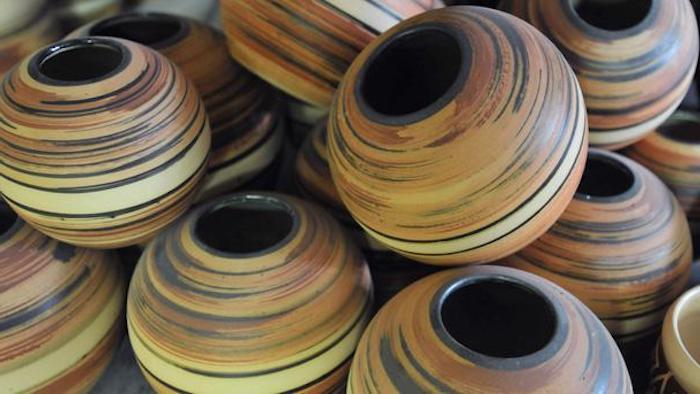 Flüßigkeitsgefäße di argilla in una forma rotonda, pittura all'argilla, ceramica