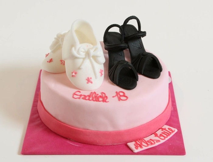 pita-na-18-rojstni dan-torto roza čevlje, fondant figurice