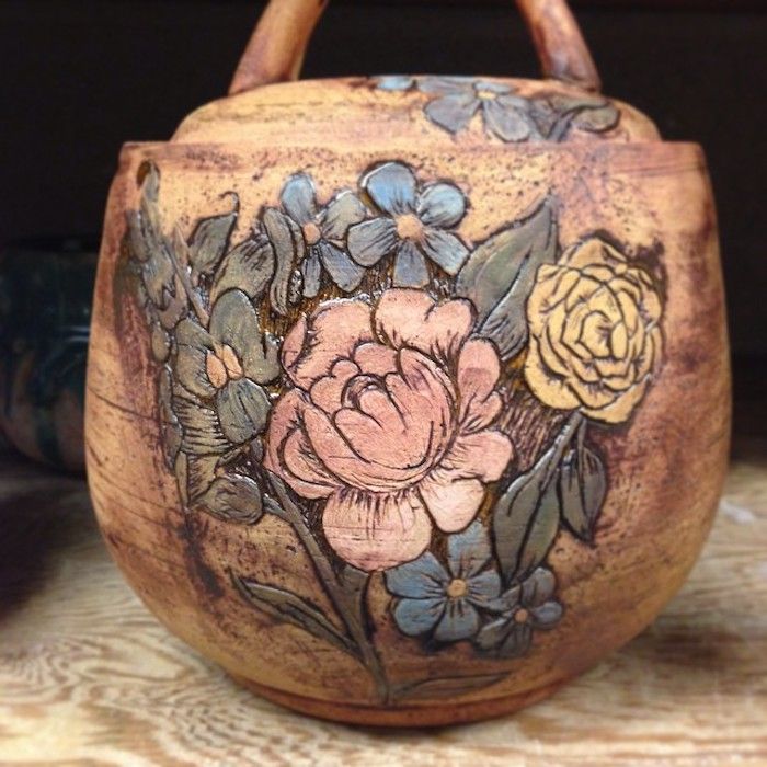 Ceramiche per principianti: contenitore per liquidi con coperchio di argilla, pittura floreale