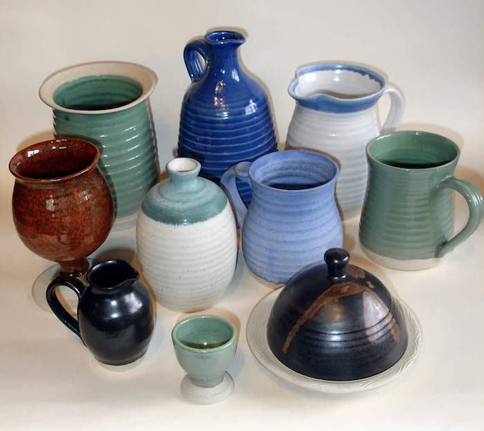 piccoli vasi in ceramica, vasi in ceramica in blu chiaro e scuro, verde, bianco, rosso-marrone e nero