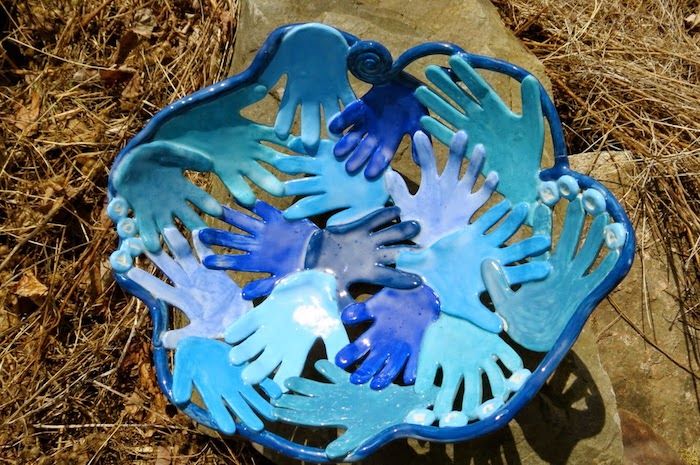 Occupazione per bambini, ciotola decorativa in colore blu, forma - mano del bambino