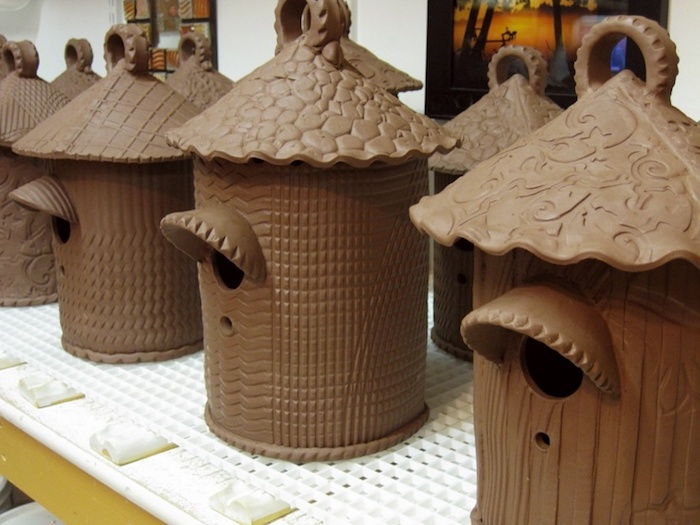diversi modelli di case nido fatte di argilla, incise, fatte in casa