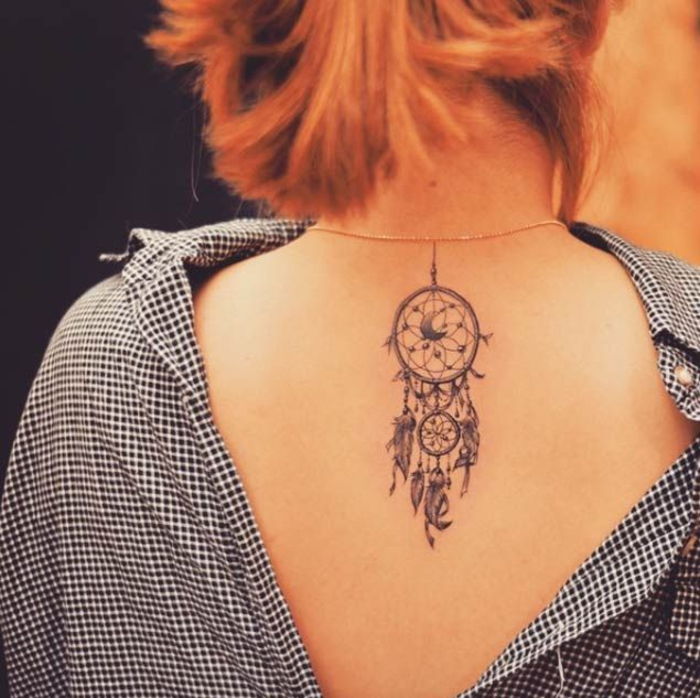 bra idéer för kvinnliga tatueringsmotiv, drömfångare med månen, inspiration för tatueringar med symbolik