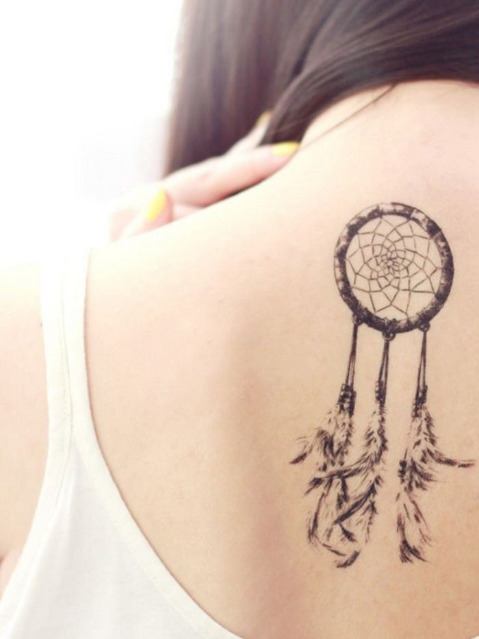 Tatuering på baksidan, drömfångare, klassiker i kvinnliga tatueringar, imponerande och med djup mening