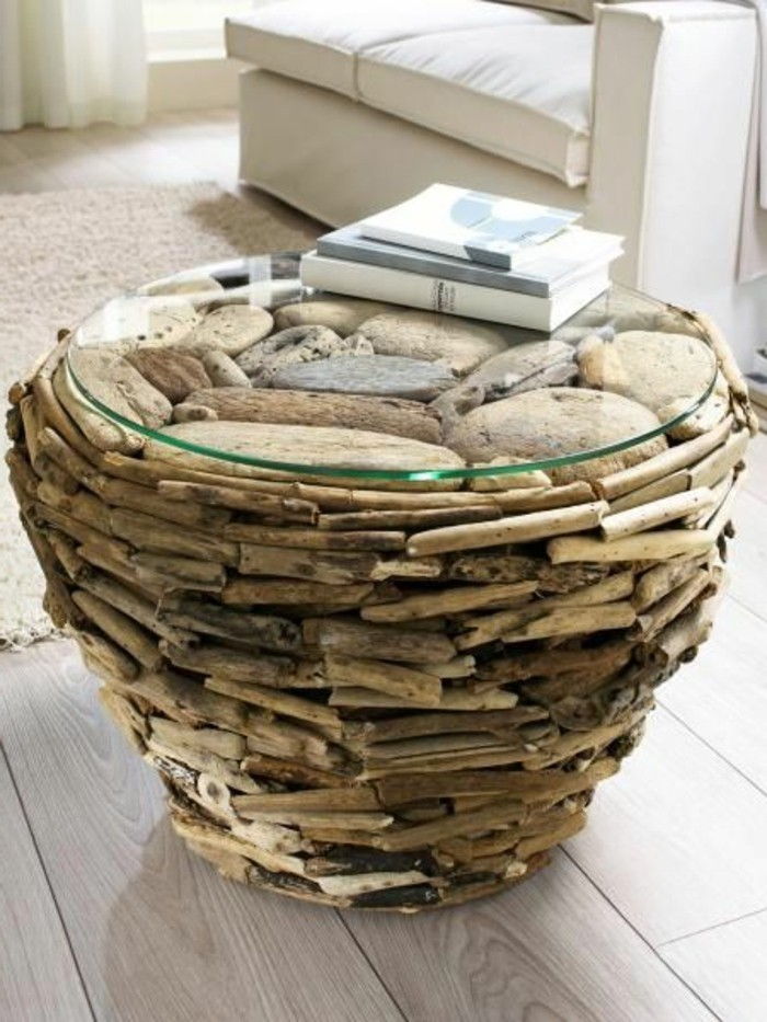 driftwood-Tinker-stolik-z-drewna-i-kamień-szklane misy książki-biała sofa