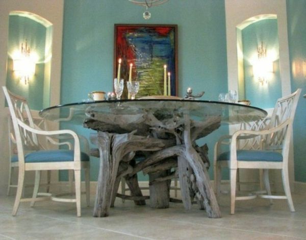 pernas de troncos para uma mesa de jantar - cadeiras brancas, velas de pintura