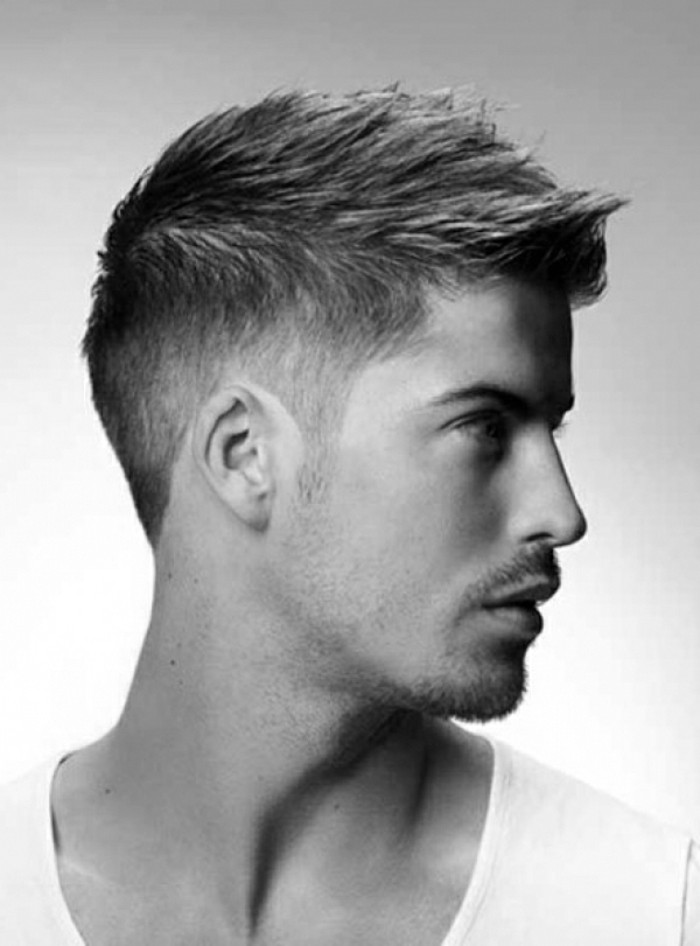 Mäns frisyrer-fade-kort hår släta hår spets-small-bart-small-mustasch