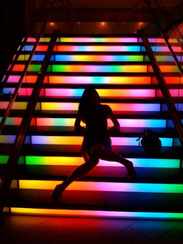 schodiskové osvetlenie-farebné sfarbená postava-a-girl