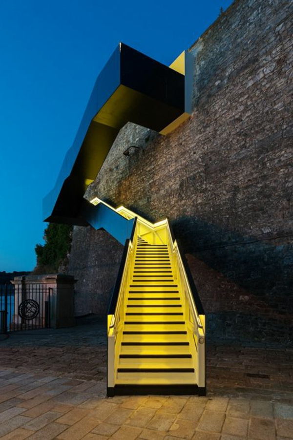 Merdiven-aydınlatma-sarı renkte - harika bir görünüm