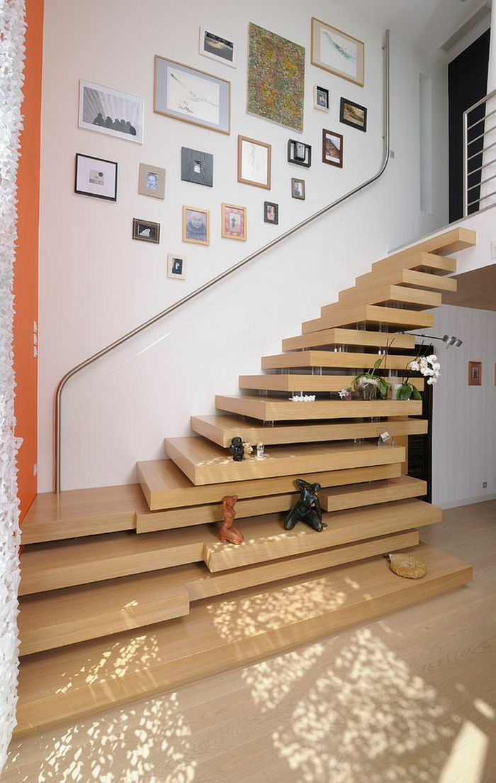Tasarım merdiven - çeşitli boyutlarda resim çerçeveleri, metalden yapılmış parapet