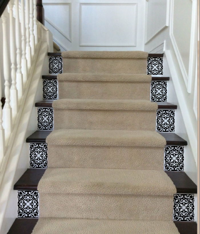 svarte trapper med symmetriske veggen tatoveringer, diskret løper - design trapp