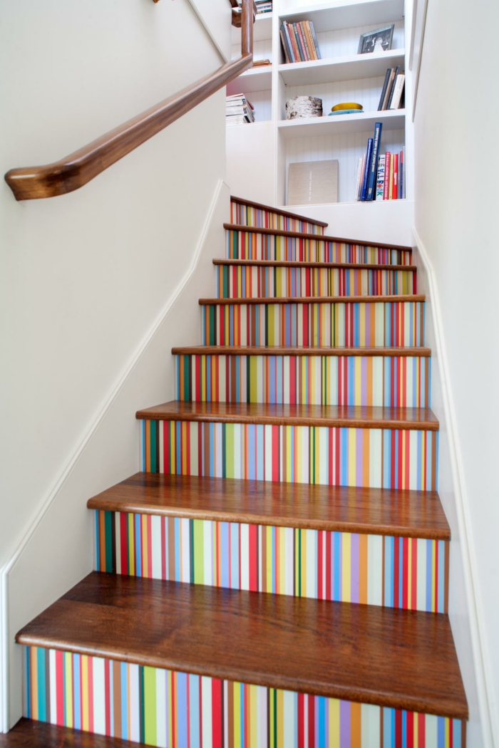 kitap rafı - merdiven tasarımı ile gökkuşağı renkli renkli merdiven