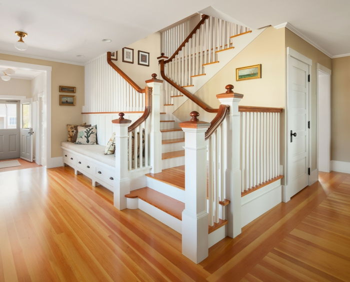 yastıklar ve çekmeceler ile tezgah altında rahat bir tezgah ile beyaz merdiven - merdiven tasarımı