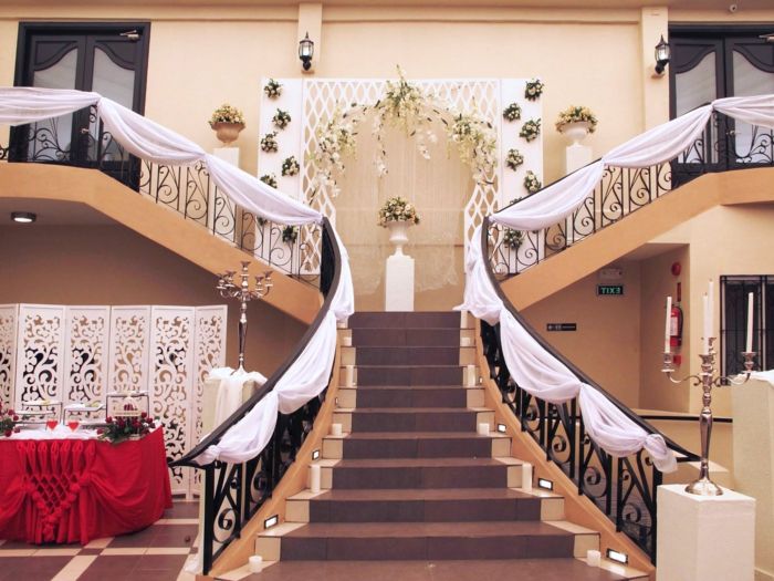 Merdivenler düğünün ayrılmaz bir parçasıdır, bu yüzden merdiven boşluğunu süsleyin
