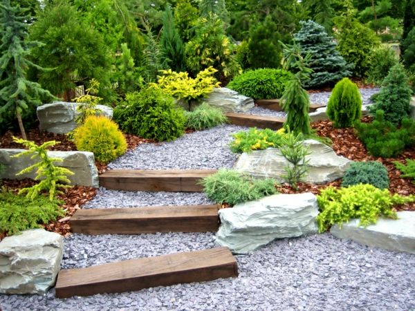 oblikovalec vrt z veliko zelenih rastlin in domače stopnice