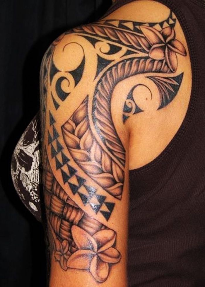 propozycje tatuaży plemiennych dla kobiet, tatuaż z kwiatami i elementami geometrycznymi
