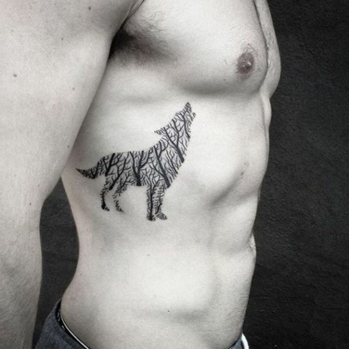 vyras su juodojo vilko tatuiruote su medžiu - vilkų gentis