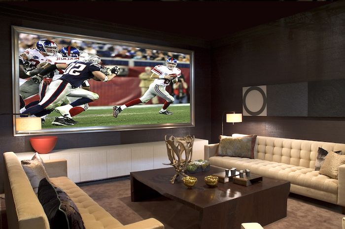 skap vegger sports spill ser på en stor skjerm tv ideer massivt tre bord sofaer