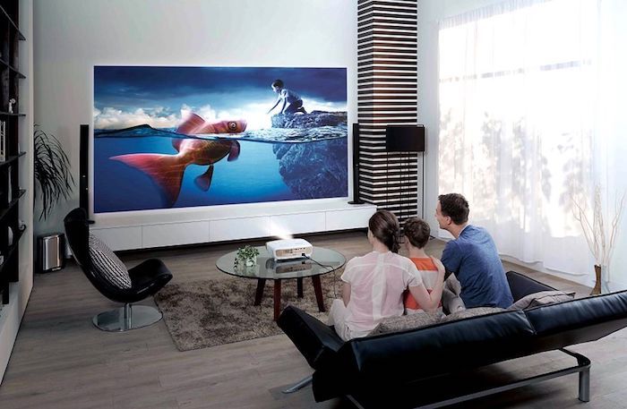 Moderne woonkamer tijd voor het gezin om tv samen te kijken en vervolgens commentaar te geven op de films en papa en kind te analyseren