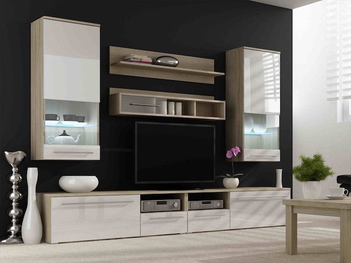 tv-veggpanel svart vegg og svart tv skuffeskaper i beige aksent på farge og på design vaser dekorasjoner på leiligheten