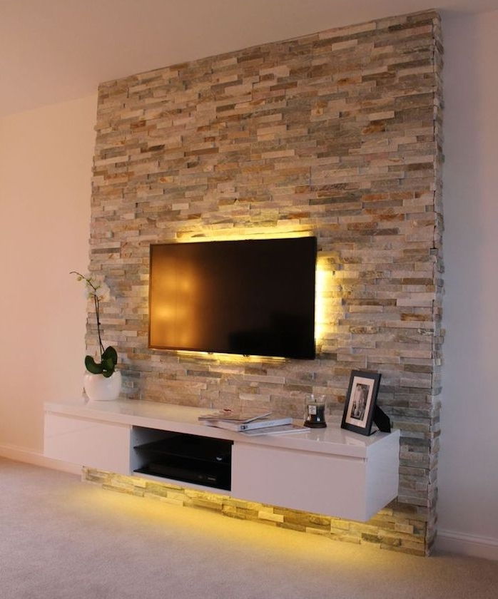 tv veggpanel stein effekter på veggen bastion steiner bak TV diskret ledet belysning i gul farge hylle under tv