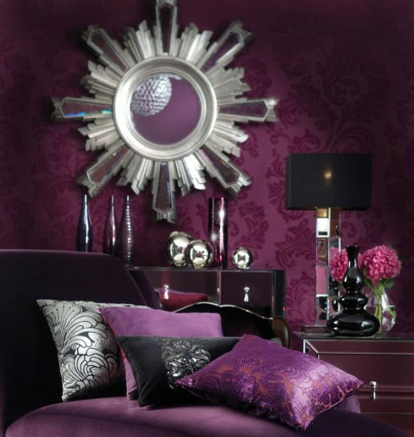 ultramodernio kambario su sofa-pagalvėlė violetinė apvalus ekstravagantiškas veidrodis ant purpurinės sienos